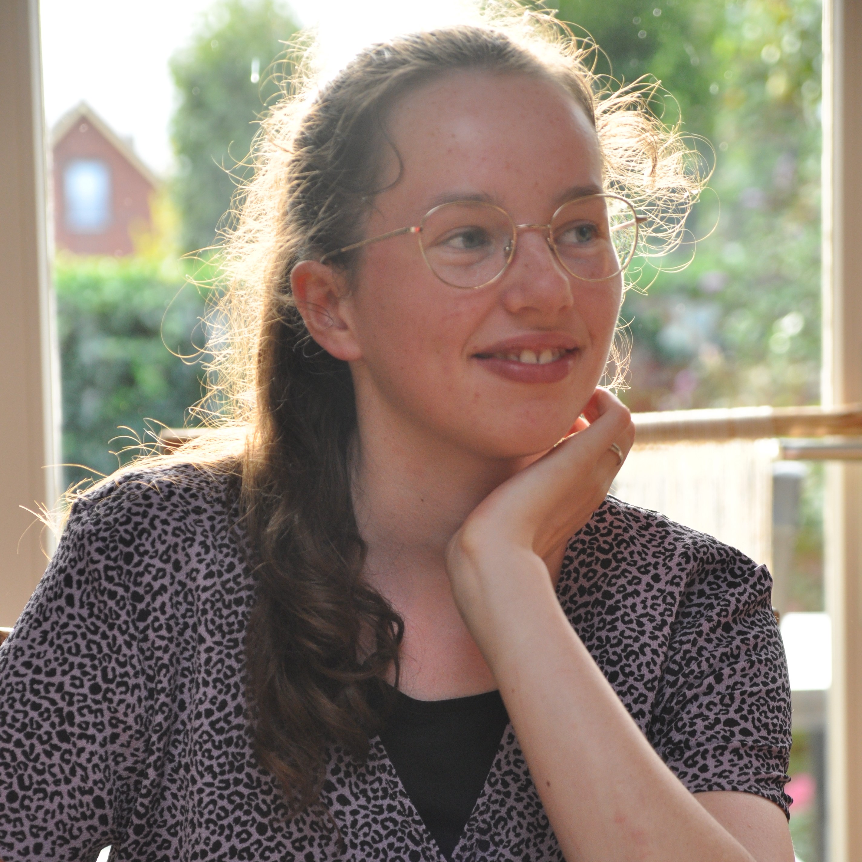 vrouw met bril en donkerbruin haar