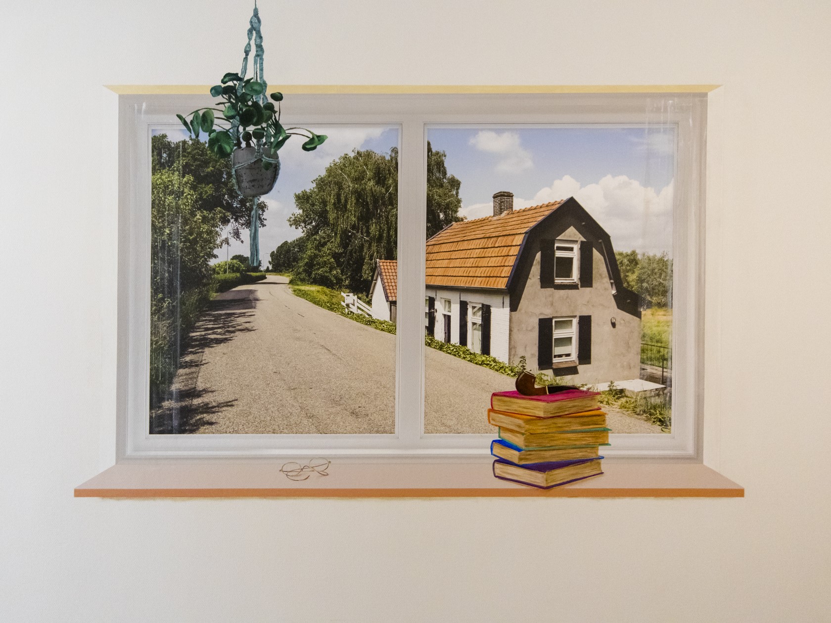 raam met boerderij en geschilderde voorwerpen