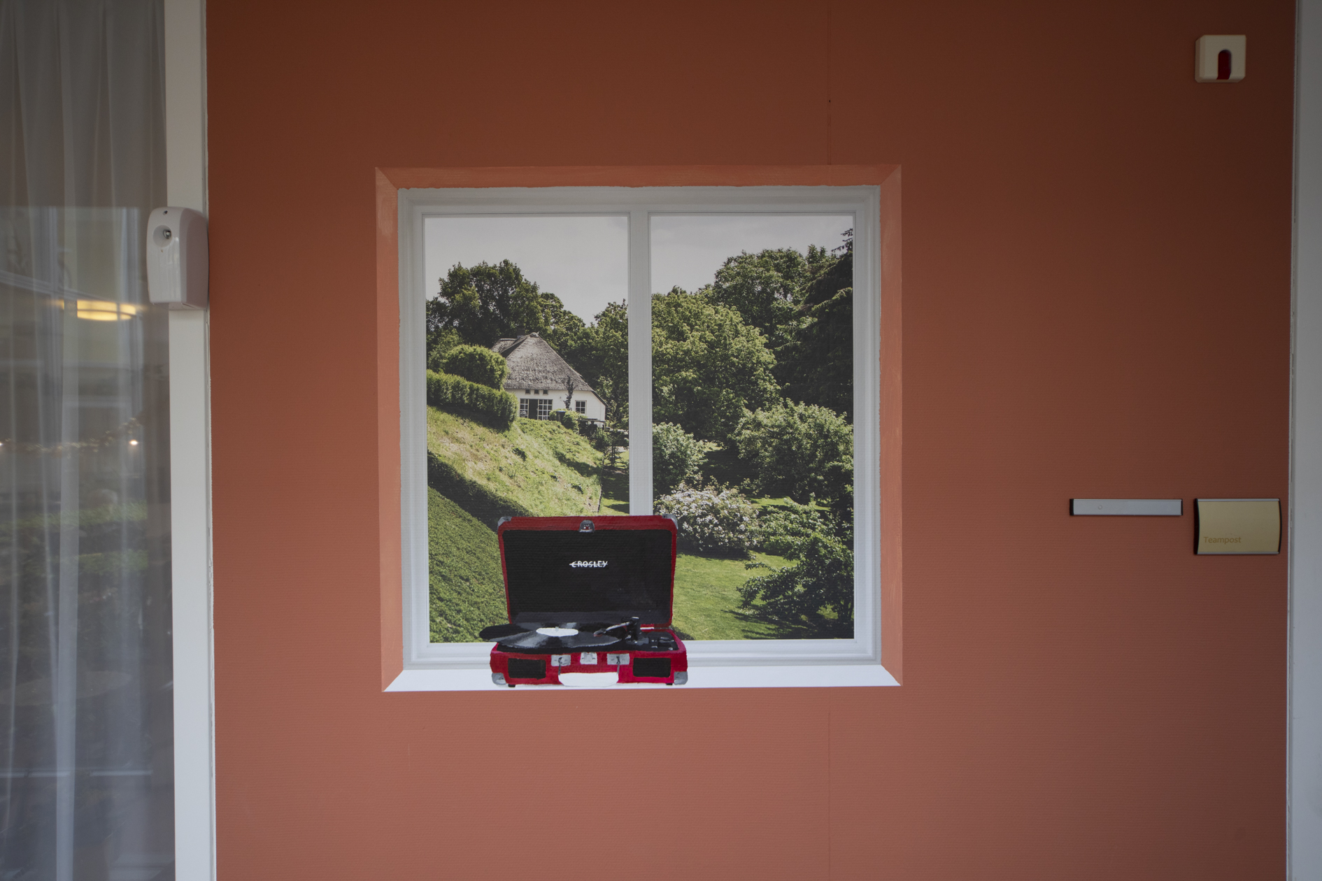 raam met tuin en geschilderde platenspeler