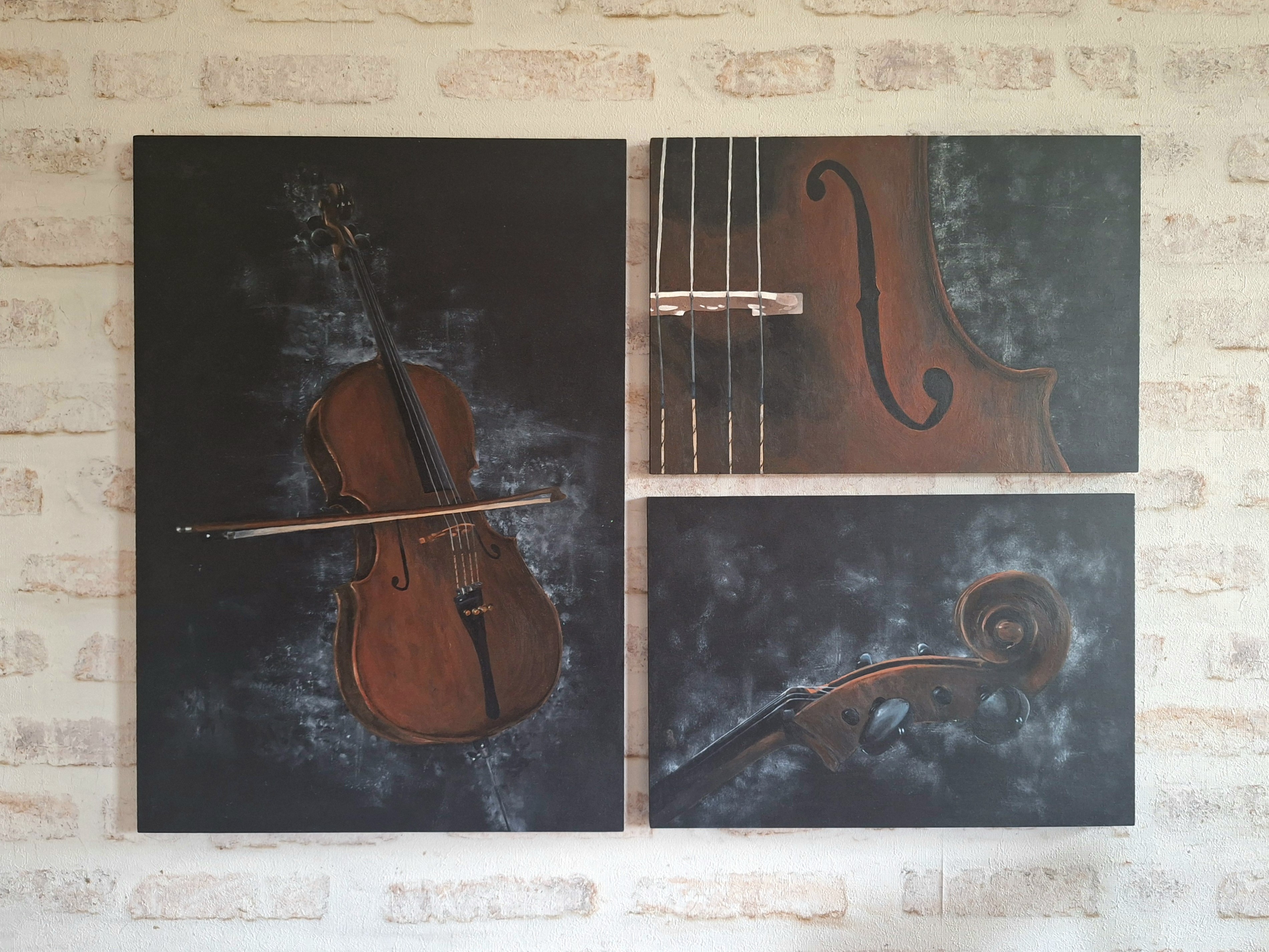 drie schilderijen van een cello