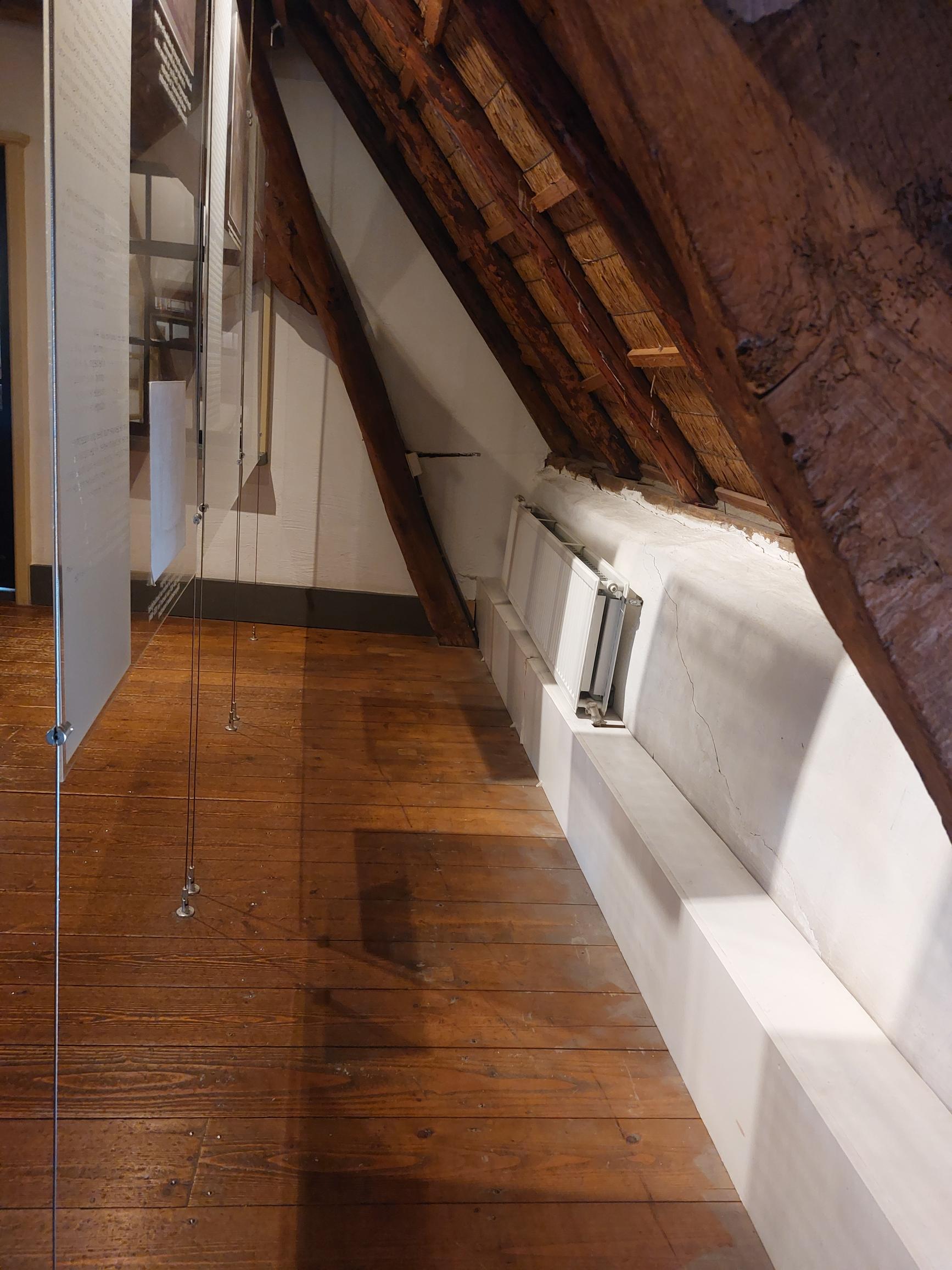 smalle zolder met schuin dak